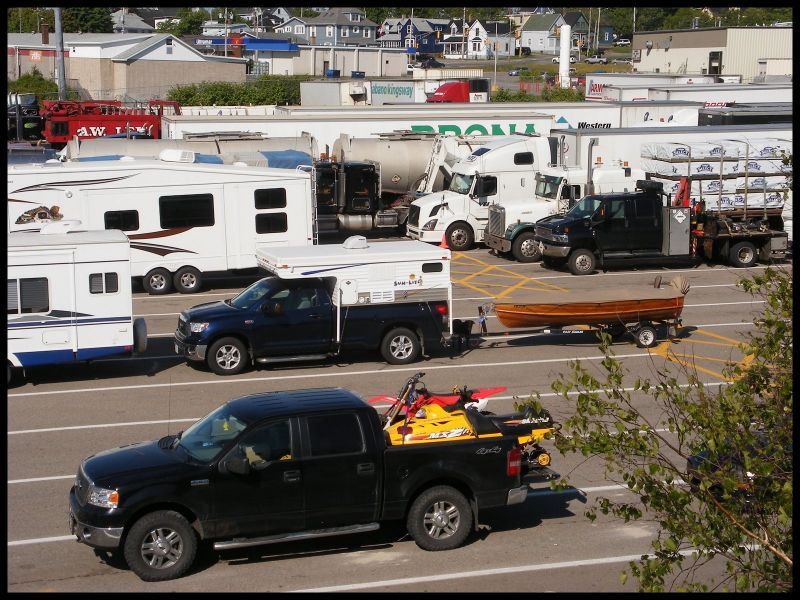 Lance 825 toyota Tundra